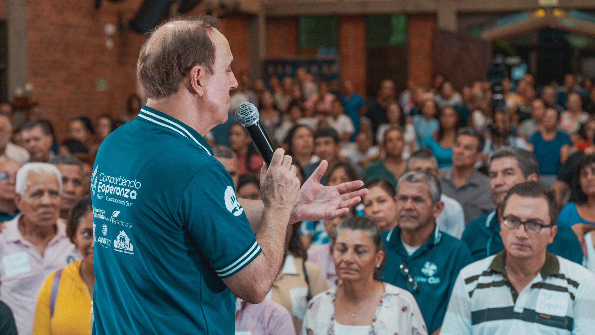 2200 asistentes, 194 bautismos y un testimonio de fe y esperanza deja la caravana de evangelismo en su paso por el Pacifico