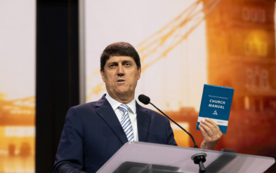 Gerson P. Santos, secretario asociado de la Asociación General (AG), presentando los puntos de la agenda del Manual de la Iglesia. (Foto: Tor Tjeransen) Tomada de ASN